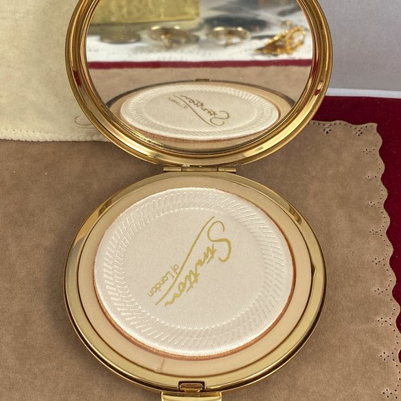 Vintage New Old Stock Stratton Compact Blue Butterfly with Pink Roses - Picture 4 of 6